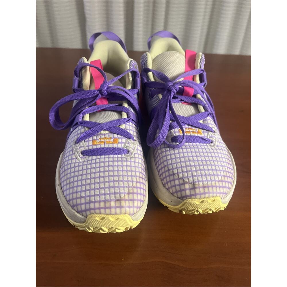 Nike Boys LeBron James Witness 7 Basketball Shoes Size 4Y Purple Gold Lakers - Picture 2 of 10